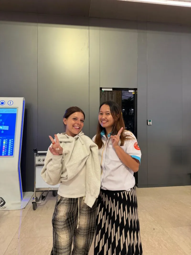 Pet Travel Indo team member with a happy owner at the airport
